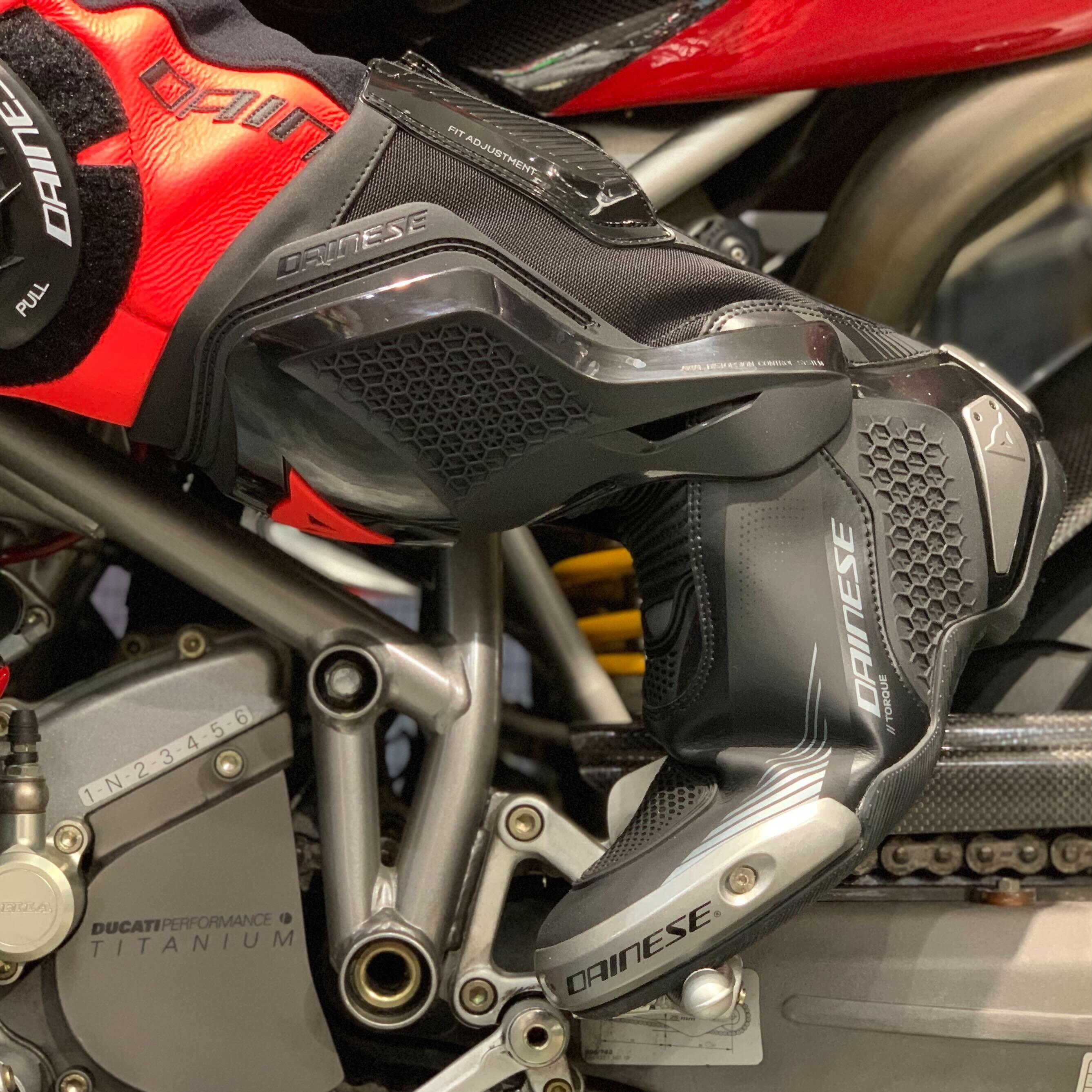 女性ライダーのための究極レーシングブーツ―TORQUE 4 BOOTS WMNが